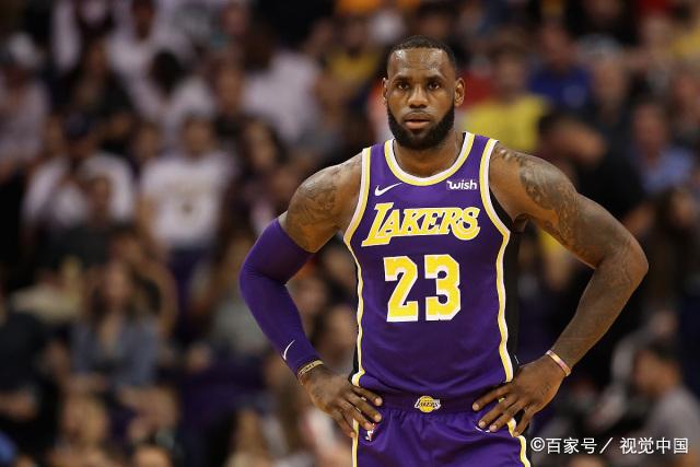 周琦扭伤膝盖痛苦倒地 被担架抬出球场